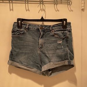 Women’s semi-high waisted jean shorts